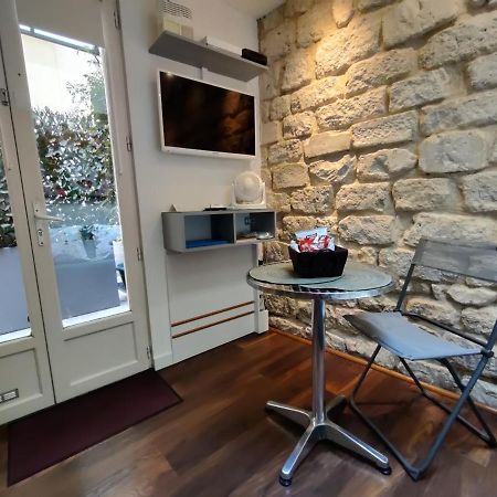 Romantic Tiny House Inside Montmartre パリ エクステリア 写真
