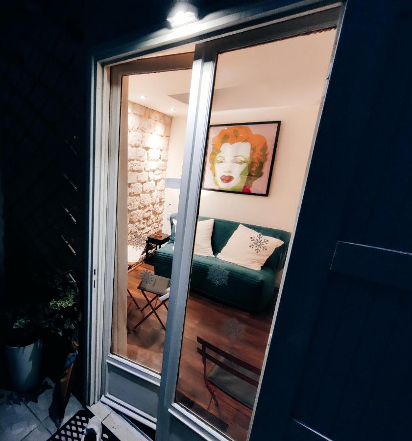 Romantic Tiny House Inside Montmartre パリ エクステリア 写真