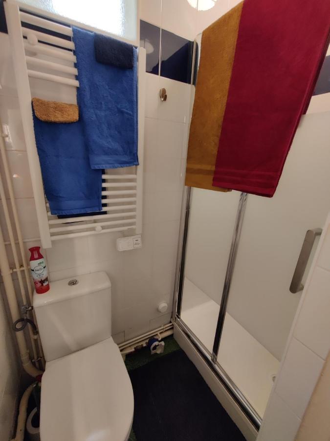 Romantic Tiny House Inside Montmartre パリ エクステリア 写真