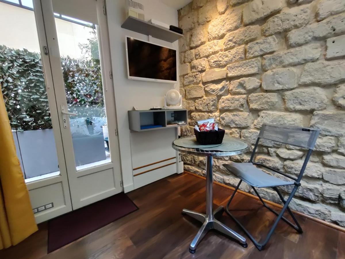 Romantic Tiny House Inside Montmartre パリ エクステリア 写真