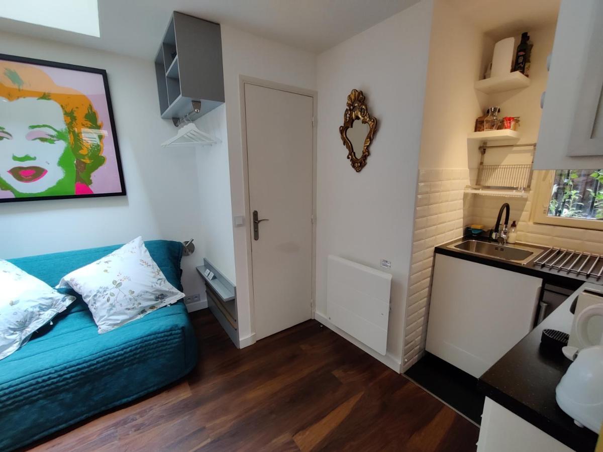 Romantic Tiny House Inside Montmartre パリ エクステリア 写真