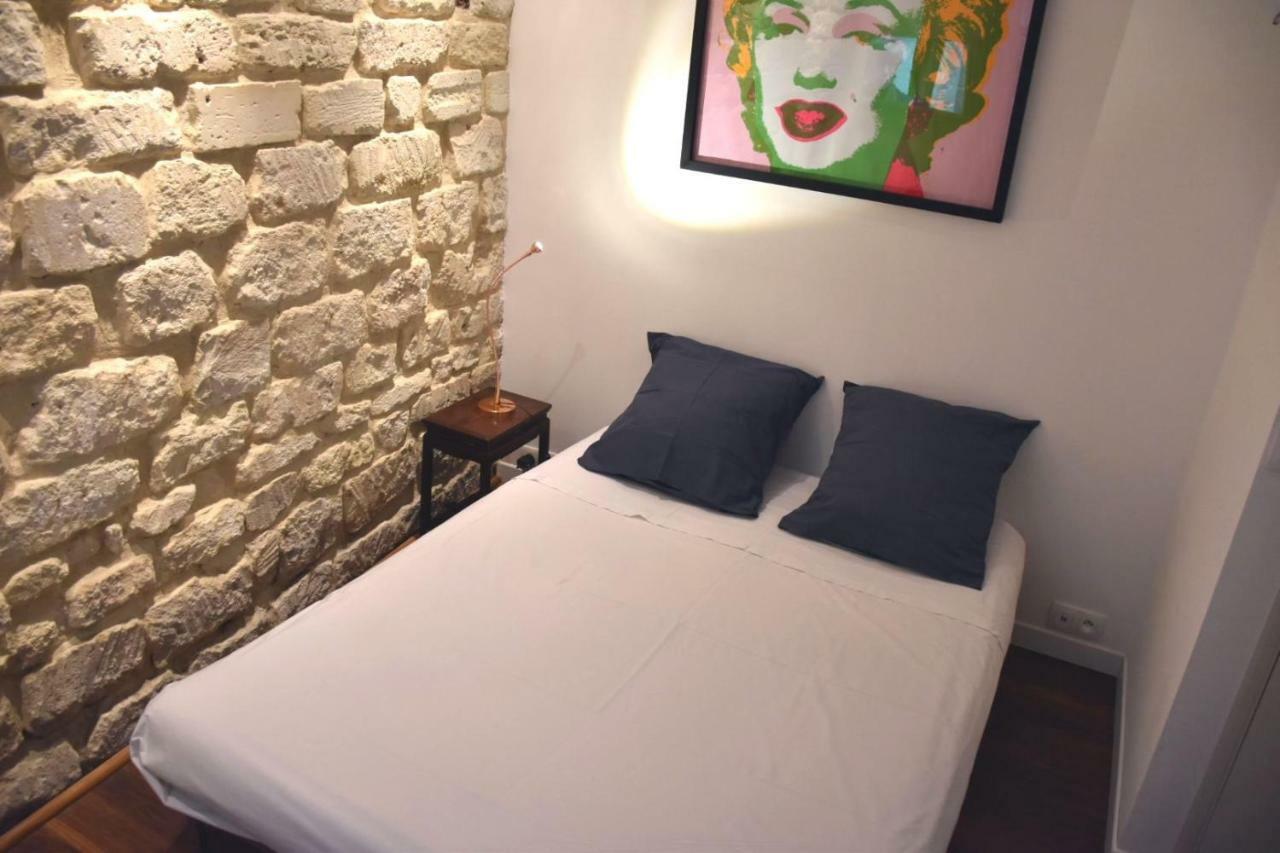 Romantic Tiny House Inside Montmartre パリ エクステリア 写真